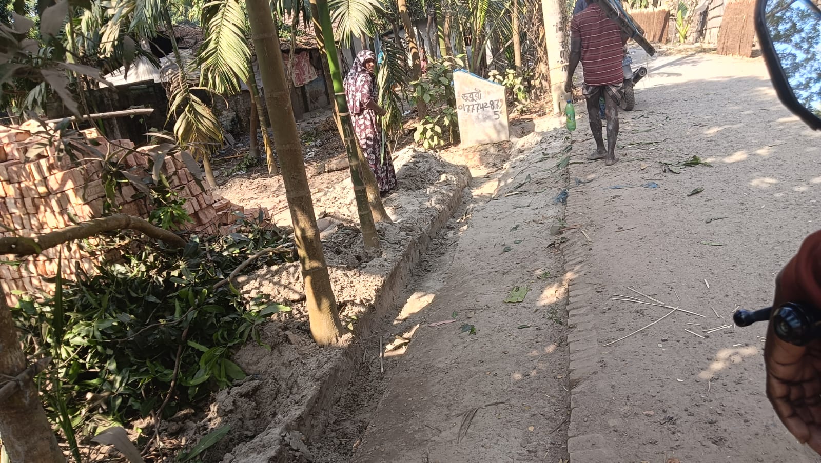 তালায় জমি দখলের চেষ্টা, থানায় অভিযোগ