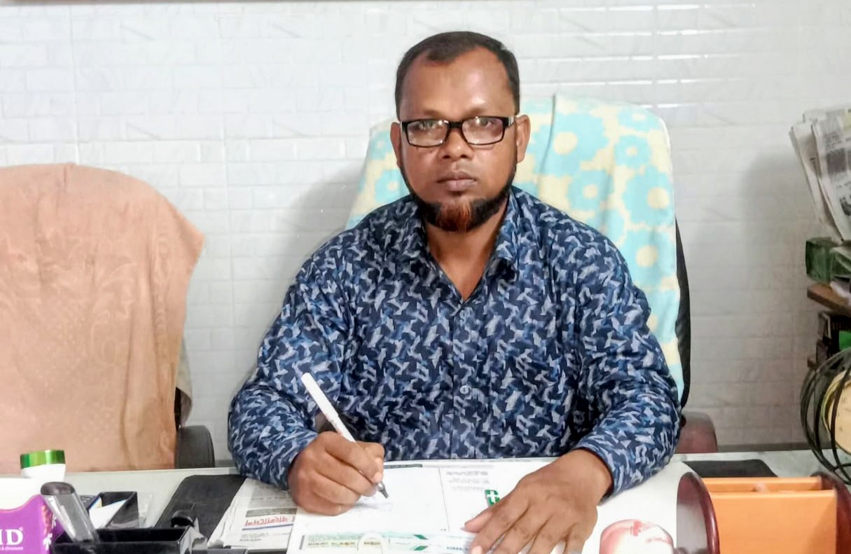 সাতক্ষীরায় জাল সনদে ডাক্তার পরিচয়,দীর্ঘ ১৮ বছর ধরে চিকিৎসার নামে প্রতারণার! 