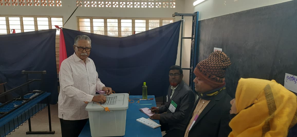 ত্রয়োদশ জাতীয় সংসদ নির্বাচনে আলিপুর কেন্দ্রে ভোট দিলেন ধানের শীষের প্রার্থী মো. আব্দুর রউফ