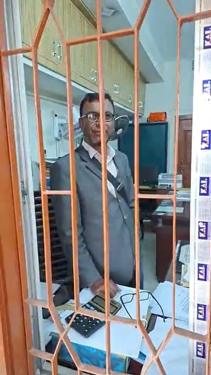 ঘুষের  টাকা না পেয়ে তালায়, ঠিকাদারকে ঘন্টাব্যাপী তালাবদ্ধ রাখলেন প্রকৌশলী!