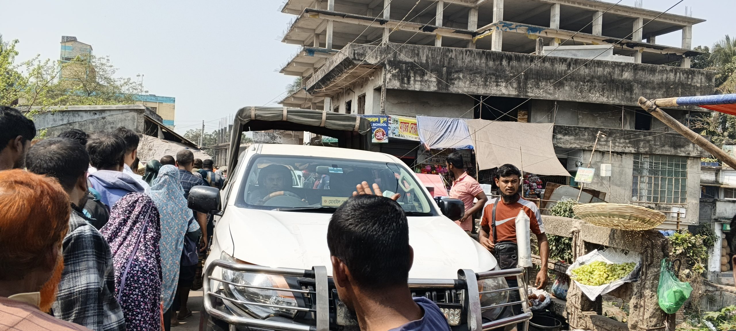 বর্তমান সাতক্ষীরা পত্রিকায়  সংবাদ প্রকাশে  নড়েচড়ে বসলো প্রশাসন, বড় বাজারে ভোক্তা অধিকারের অভিজান!