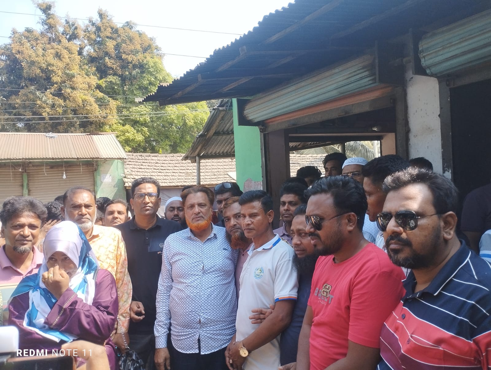 তালার নগরঘাটায় দলীয় কার্যালয়ে আগুন, প্রতিবাদে নেতাকর্মীদের বিক্ষোভ