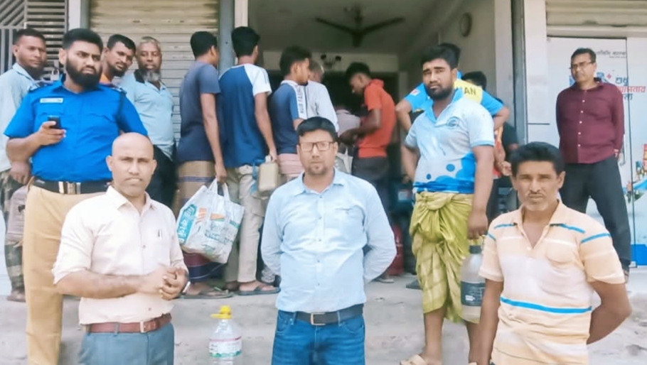 দেবহাটায় ডিজেল বিতরণ তদারকি করলেন কৃষি কর্মকর্তা