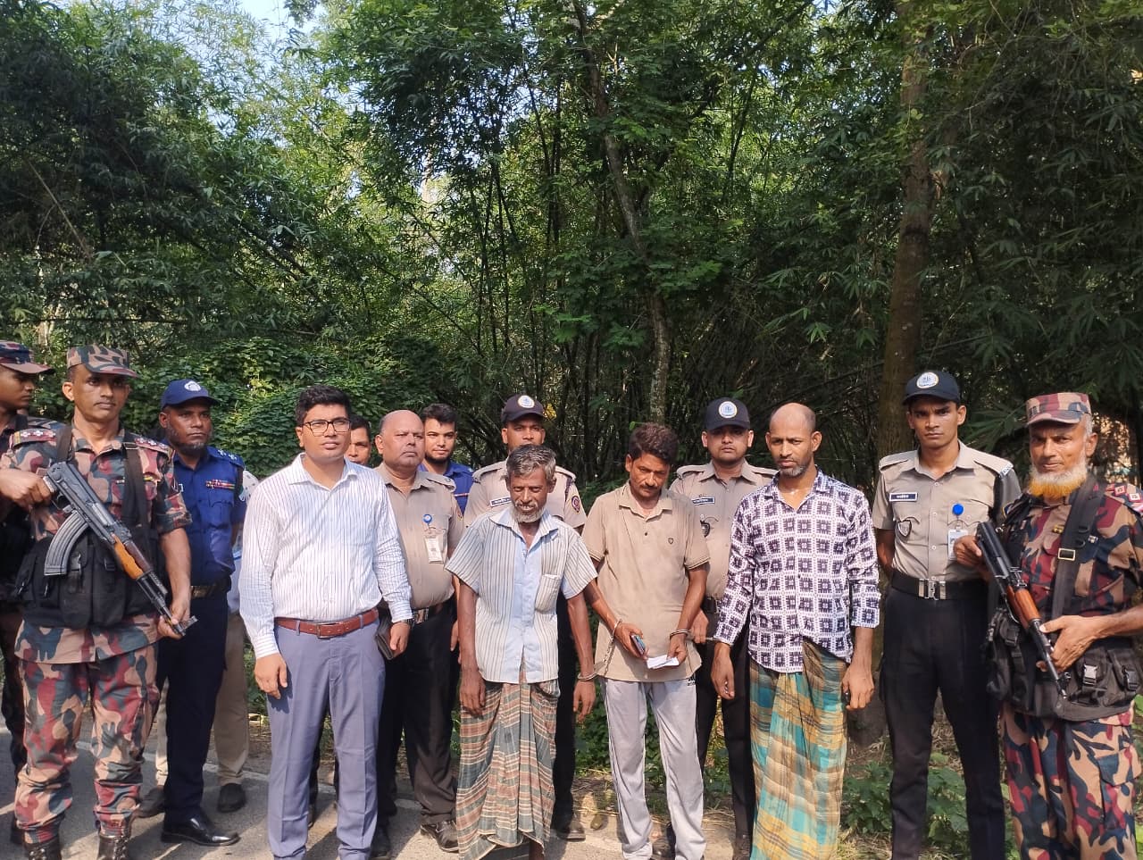 তালায় গাঁজা সেবনের সময় আ/ট/ক দিদার মোড়ল, ভ্রাম্যমাণ আদালতে কা/রা/দ/ণ্ড