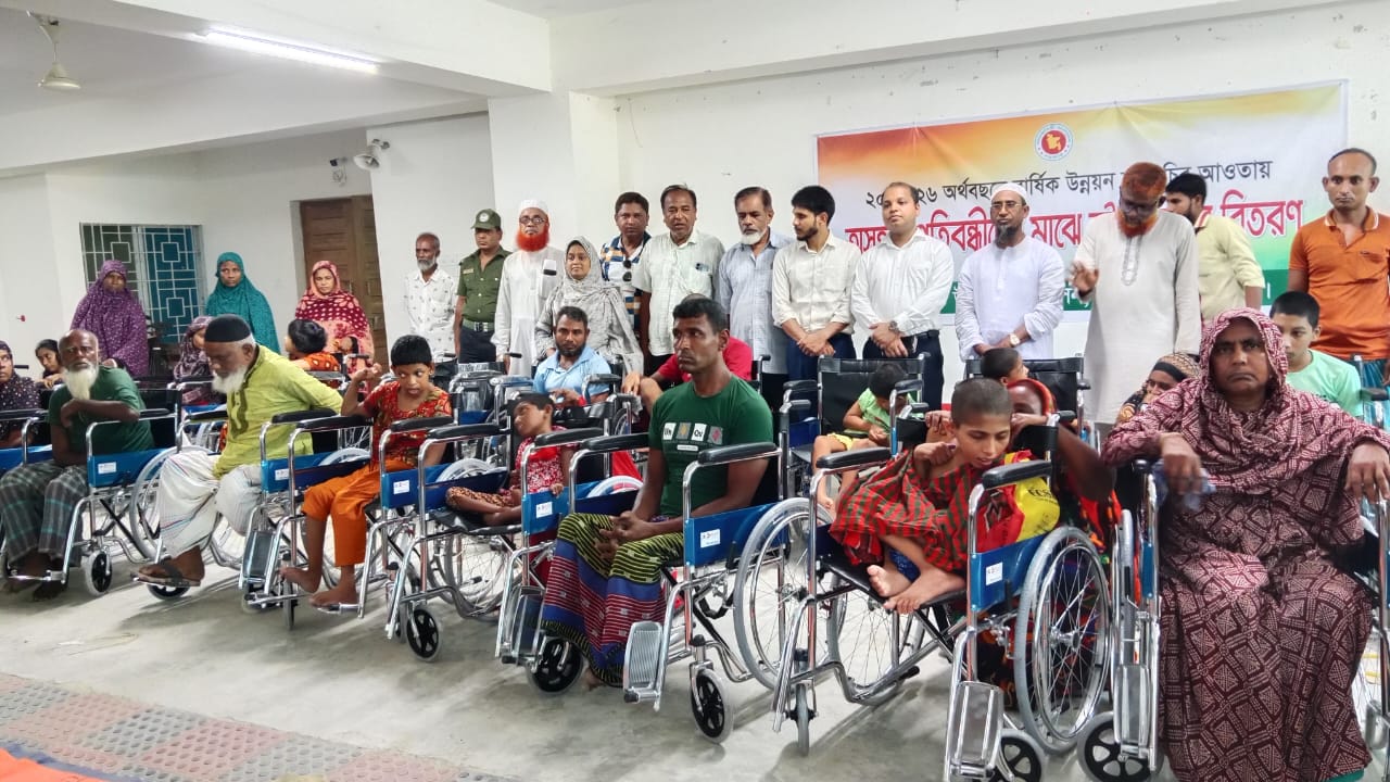 দেবহাটায় প্রতিবন্ধীদের মাঝে হুইল চেয়ার বিতরন