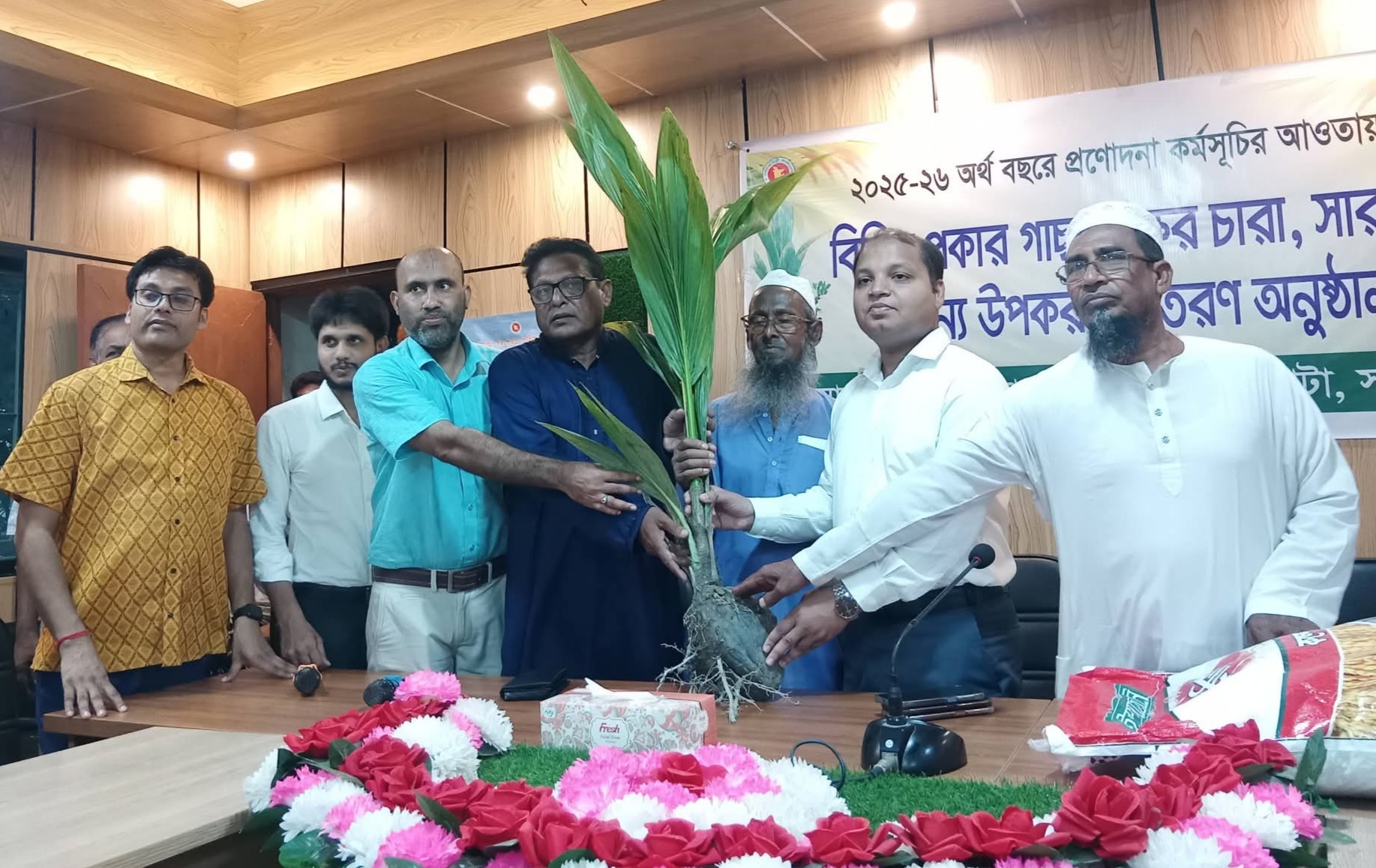 দেবহাটা কৃষি অধিদপ্তরের আয়োজনে প্রণোদনা কর্মসূচীর গাছের চারা বিতরণ