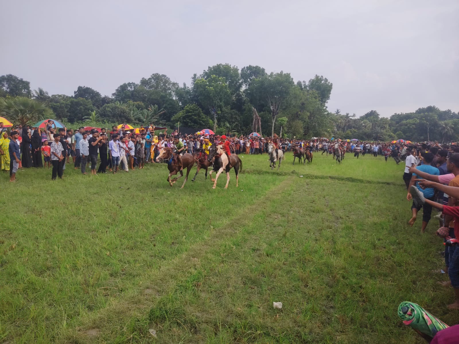 তালার বালিয়াদহে জমজমাট ঘোড়া দৌড় প্রতিযোগিতা অনুষ্ঠিত