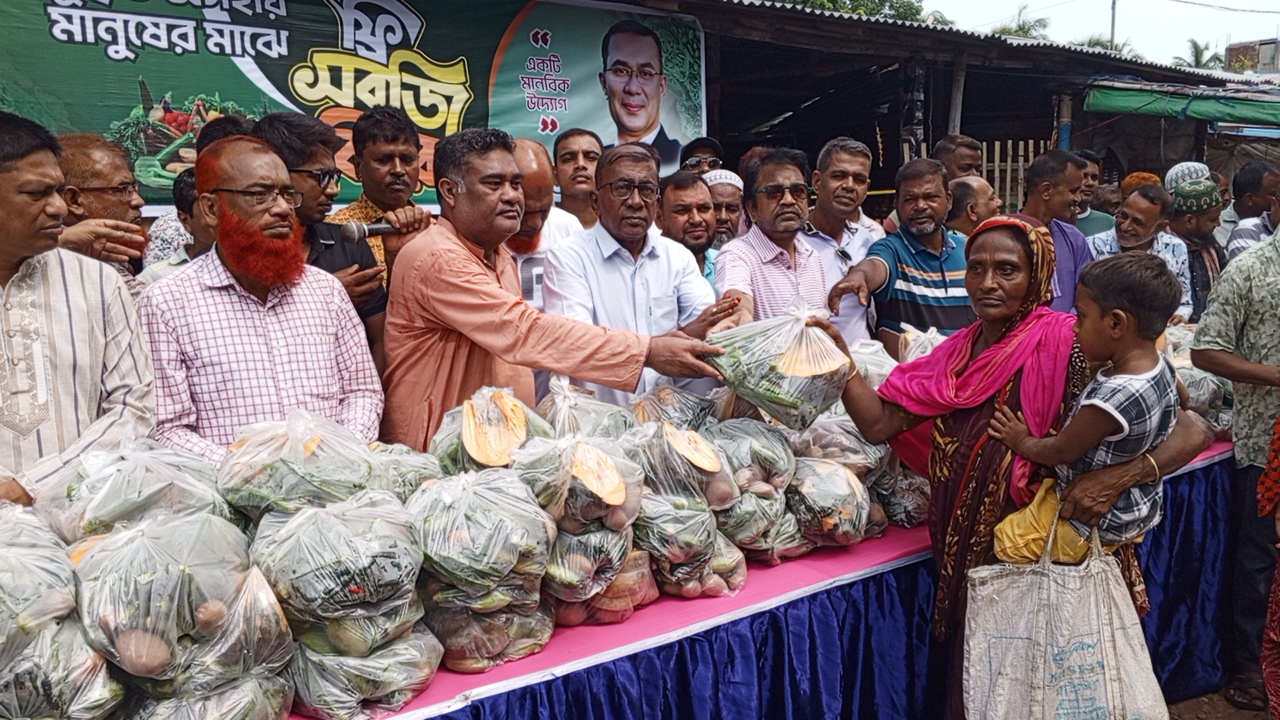 সাতক্ষীরায় ৩ শতাধিক দুস্থ ও অসহায় মানুষের মাঝে বিনামূল্যে সবজি বিতরণ