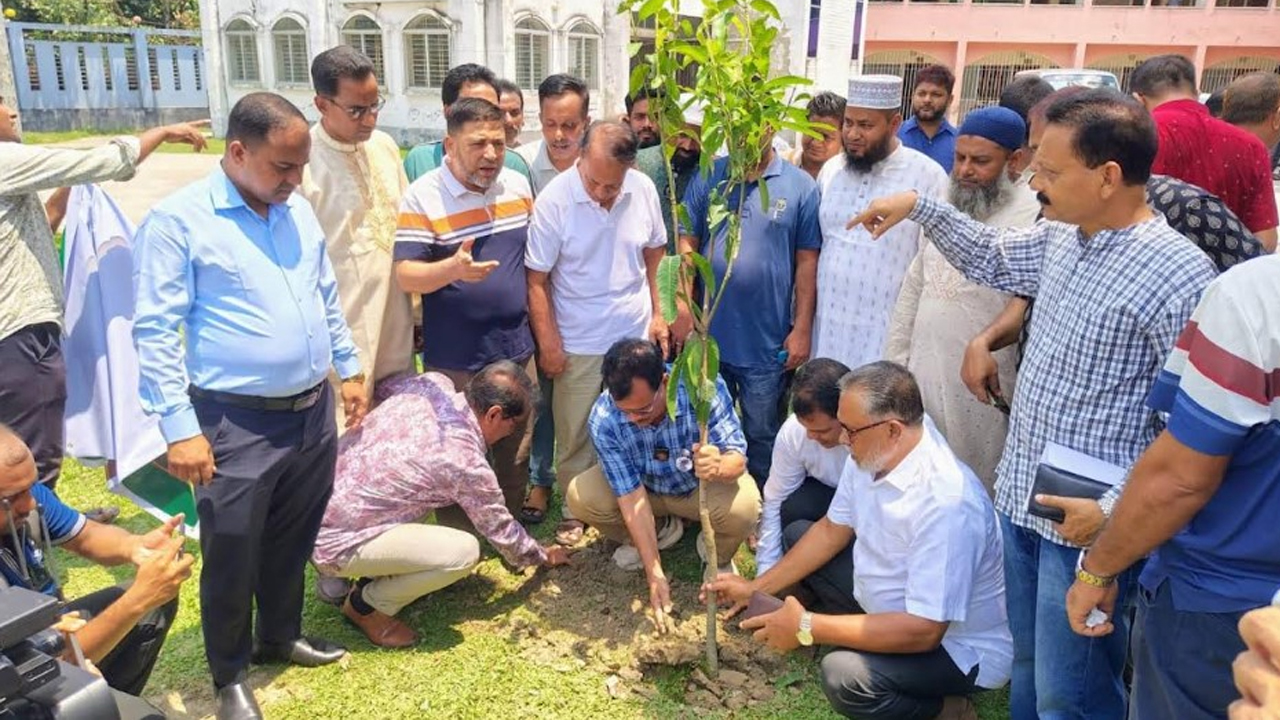 সাতক্ষীরা জেলা পরিষদের উদ্যোগে বৃক্ষরোপণ কর্মসূচির উদ্বোধন করলেন প্রশাসক হাবিবুল ইসলাম হাবিব