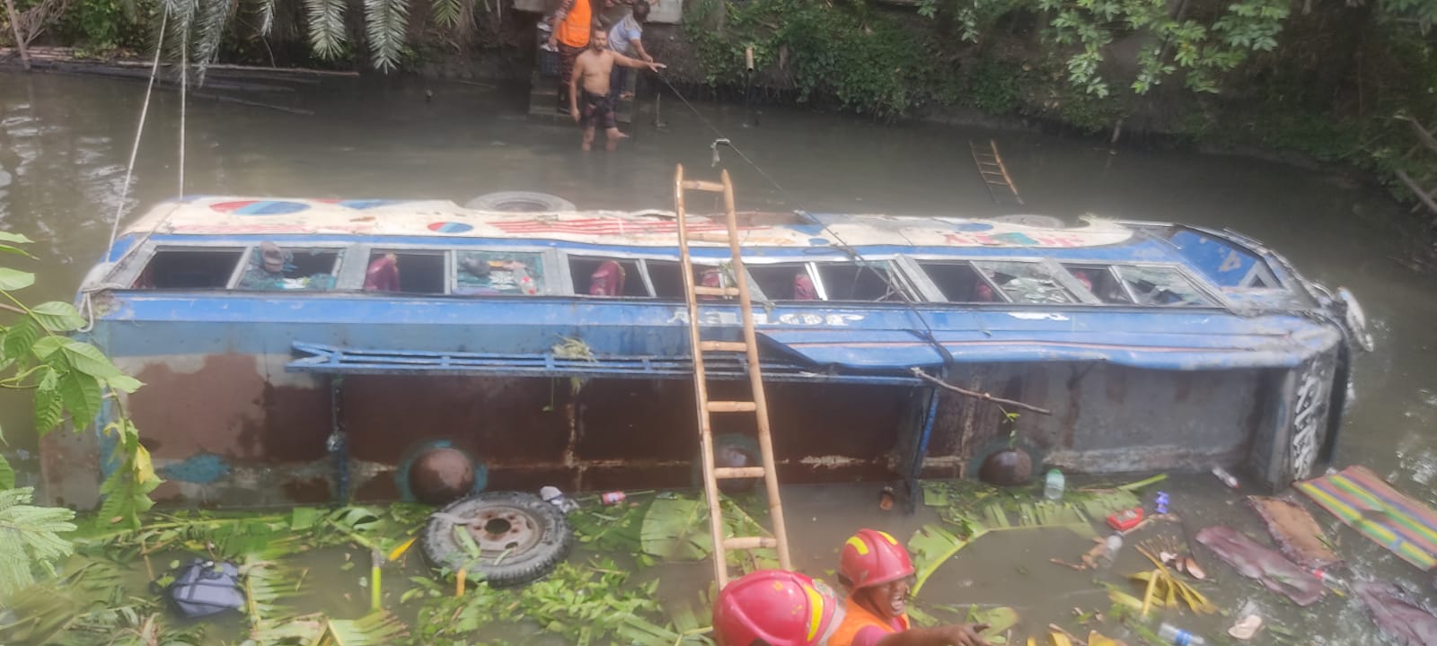 ডুমুরিয়ায় যাত্রীবাহী বাস পুকুরে উল্টে নি-হ-ত ১; নিখোঁজের আশঙ্কা