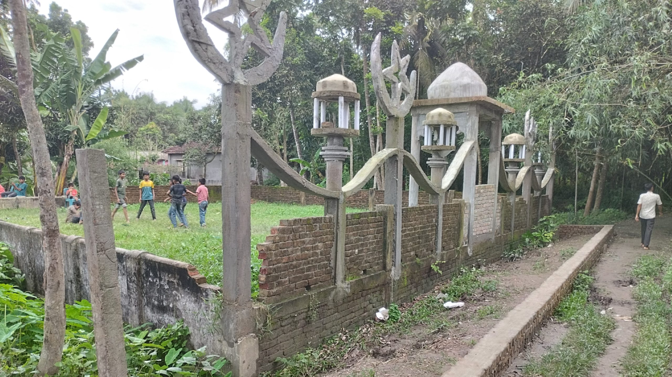 তালার মাগুরায় সরকারি রাস্তায় ঈদগাহের প্রাচীর নির্মাণ,গ্রামবাসীর চলাচলের পথে বাঁধা