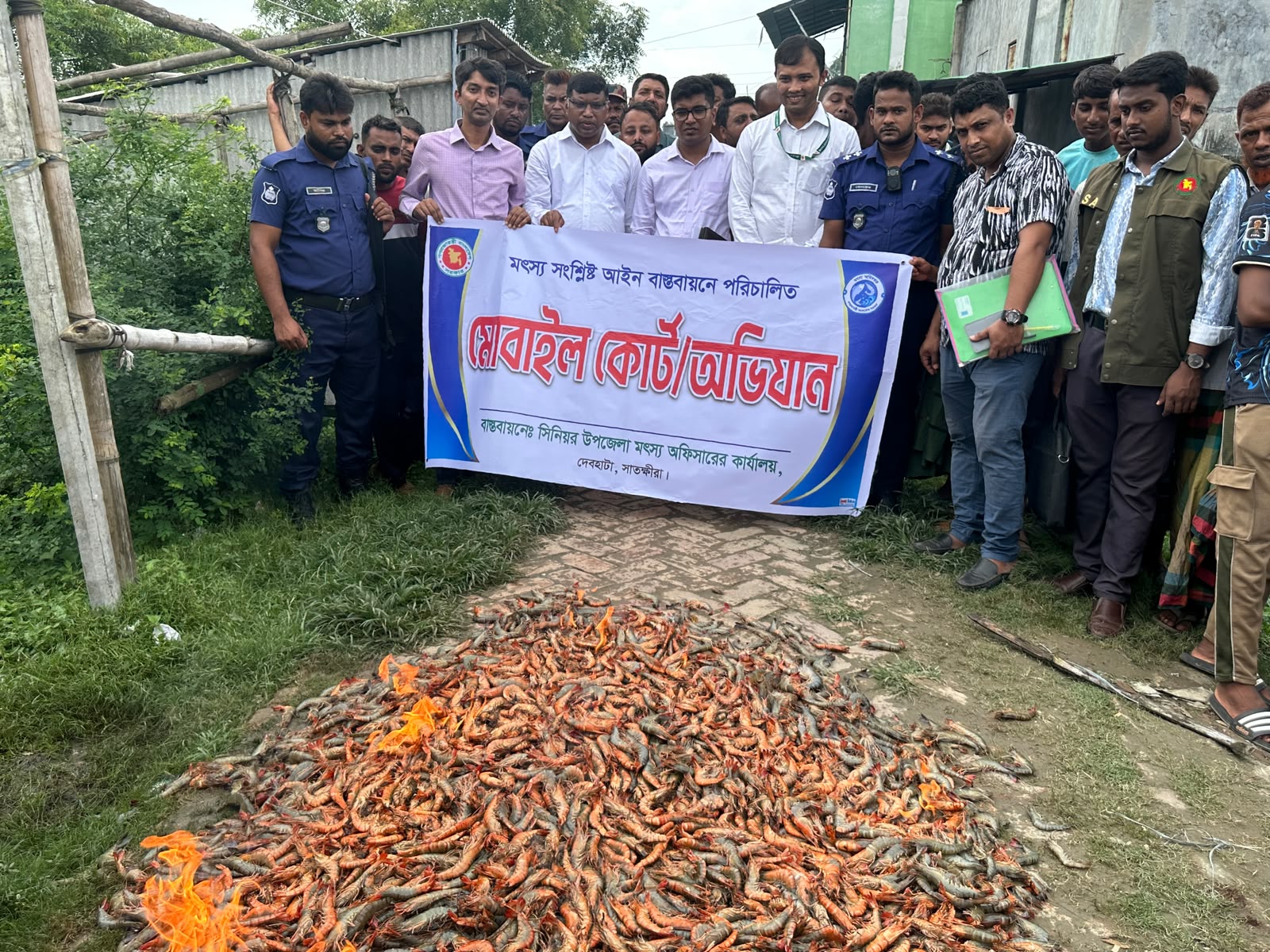 দেবহাটায় অপদ্রব্য পুশকৃত চিংড়ি জব্দ করে বিনষ্ট, তিন মৎস্য ব্যবায়সীকে জরিমানা