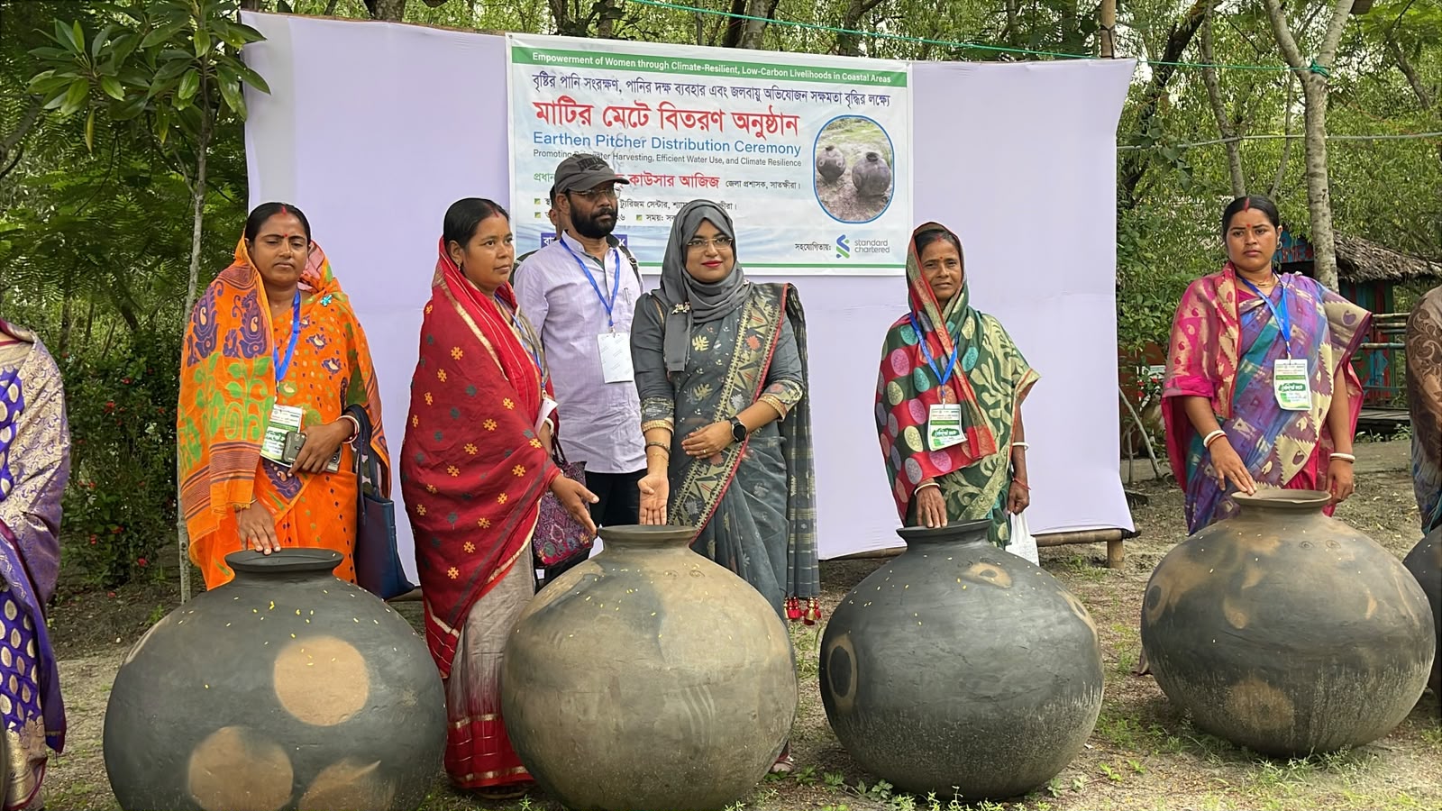 নিরাপদ পানীয় জল ব্যবহারে মাটির মেটে বিতরণ