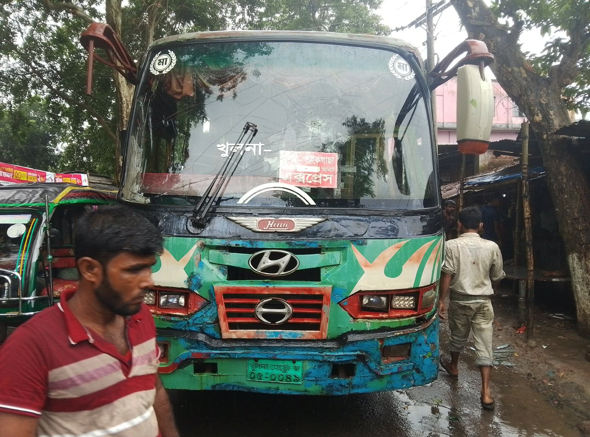 তালায় বাসচাপায় স্কুলশিক্ষার্থীর মৃ/ত্যু, আ/হ/ত বাবা