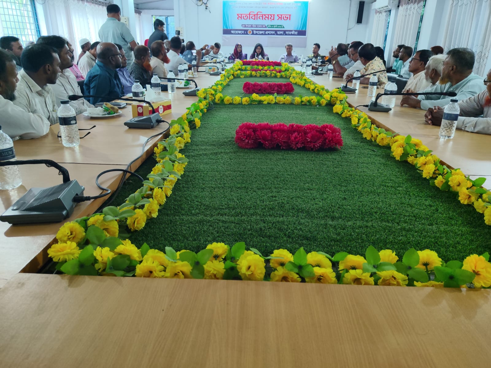 তালায় জেলা প্রশাসকের সঙ্গে কর্মকর্তা-জনপ্রতিনিধিদের মতবিনিময় সভা