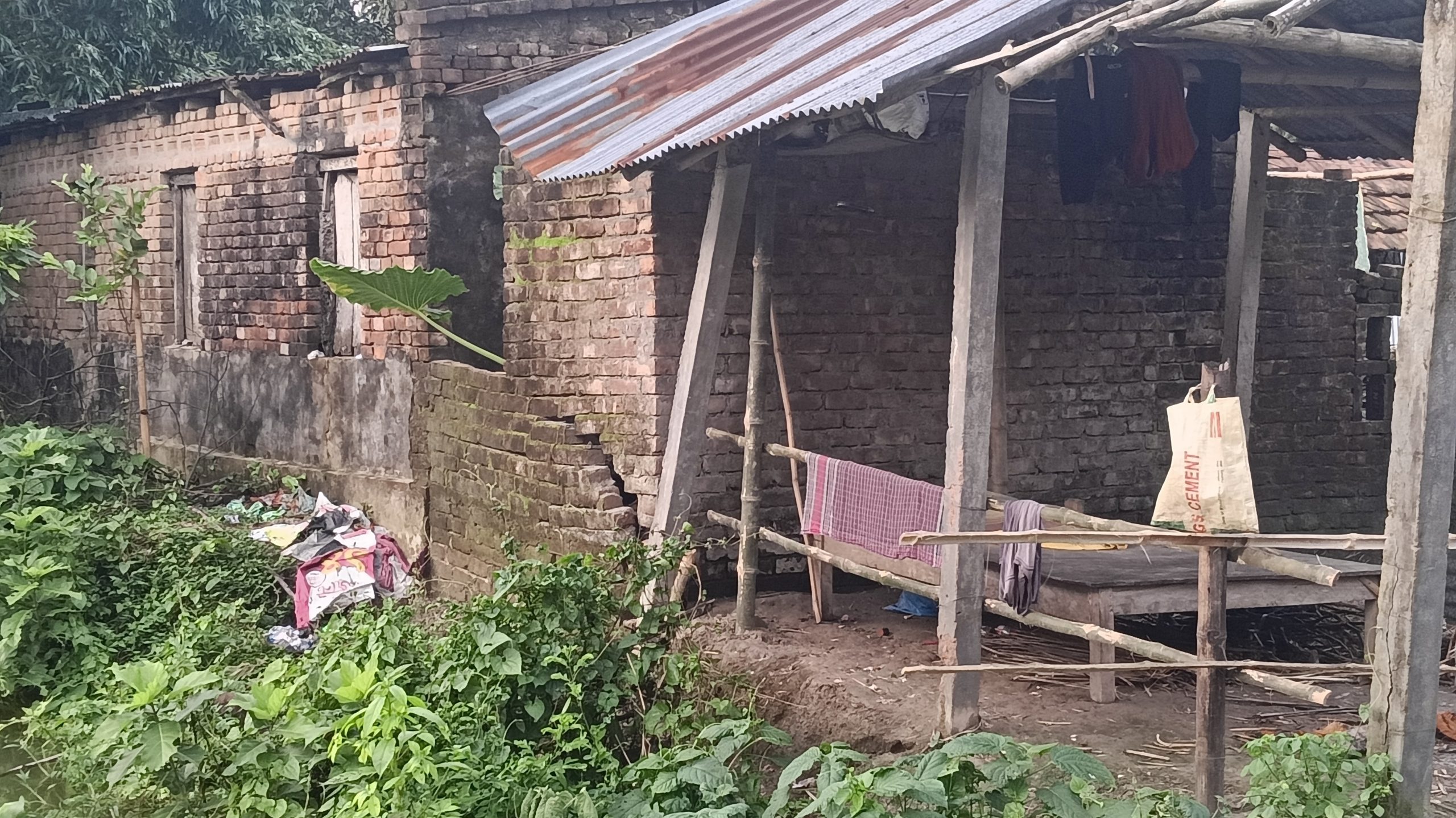 তালায় জমি দখলের অভিযোগে প্রতিকার চাইলেন ভুক্তভোগী