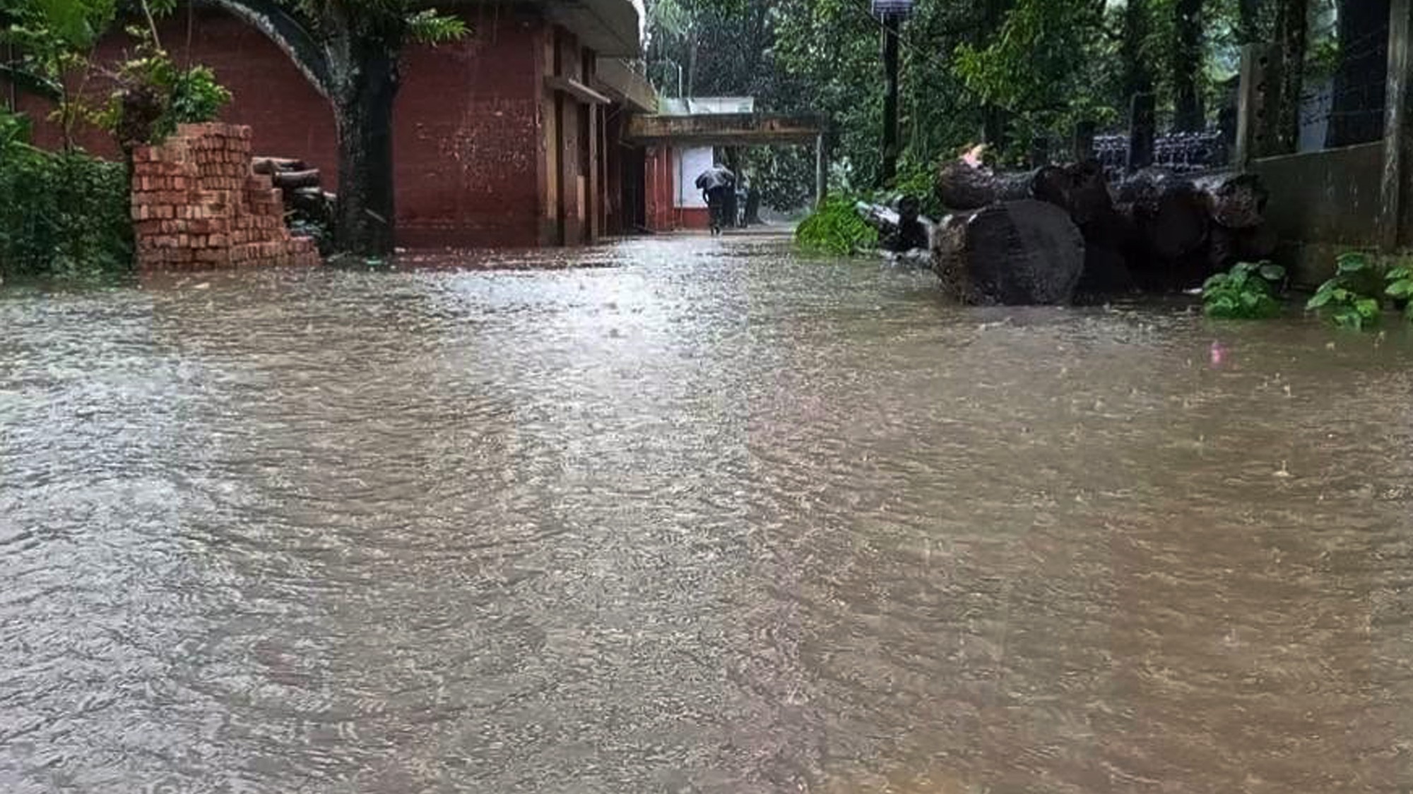 সাতক্ষীরার ইতিহাসে সর্বোচ্চ বৃষ্টিপাত, বিপর্যস্ত জনজীবন