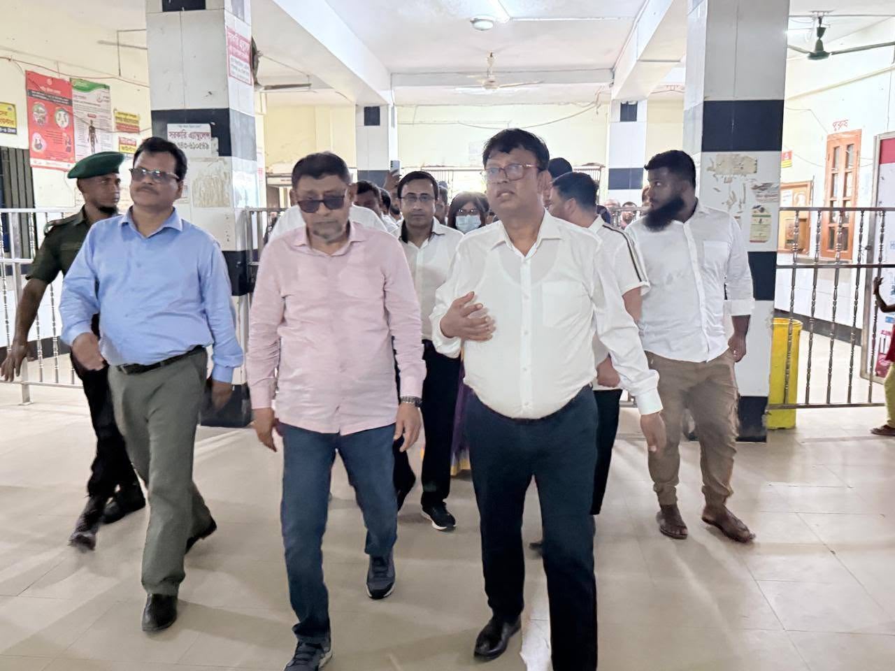 তিন হাসপাতালে স্বাস্থ্যমন্ত্রীর আকস্মিক পরিদর্শন: দুই চিকিৎসকে ও নিরাপত্তাকর্মীকে সাময়িক বরখাস্তের নির্দেশ