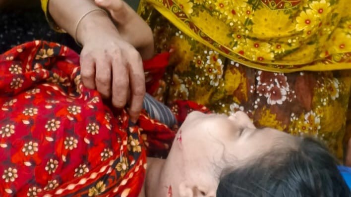 ডিভোর্সের জেরে সাবেক স্ত্রীকে কু/পি/য়ে জ-খ-ম, কিশোরীর অবস্থা আ/শ/ঙ্কাজনক