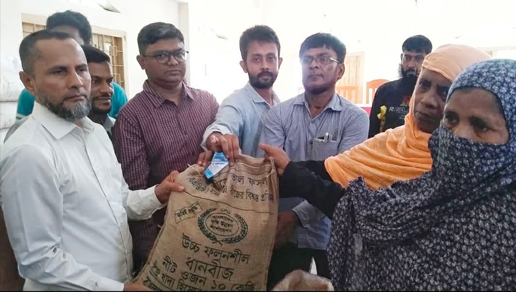 ঝাউডাঙ্গায় ক্ষুদ্র ও প্রান্তিক কৃষকের মাঝে বিনামূল্যে বীজ ও সার বিতরণ