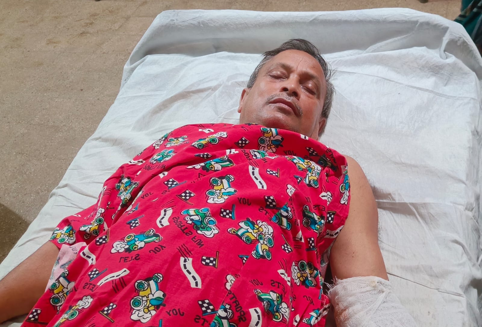 দেবহাটার রামনাথপুর জমিকে কেন্দ্র করে কু/পি/য়ে জ-খ-ম: থানায় অভিযোগ