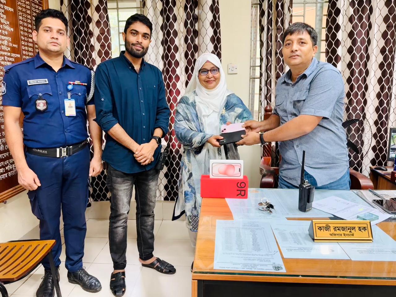 মোল্লাহাটে পুলিশের তৎপরতায় উদ্ধার আইফোন-ওয়ানপ্লাস, ফিরে পেলেন মালিক
