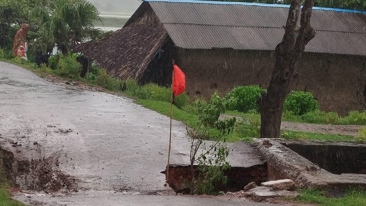 পাইকগাছায় স্লুইসগেটে ভ য়া বহ ধস, প্লাবনের আশঙ্কায় তিন ইউনিয়ন