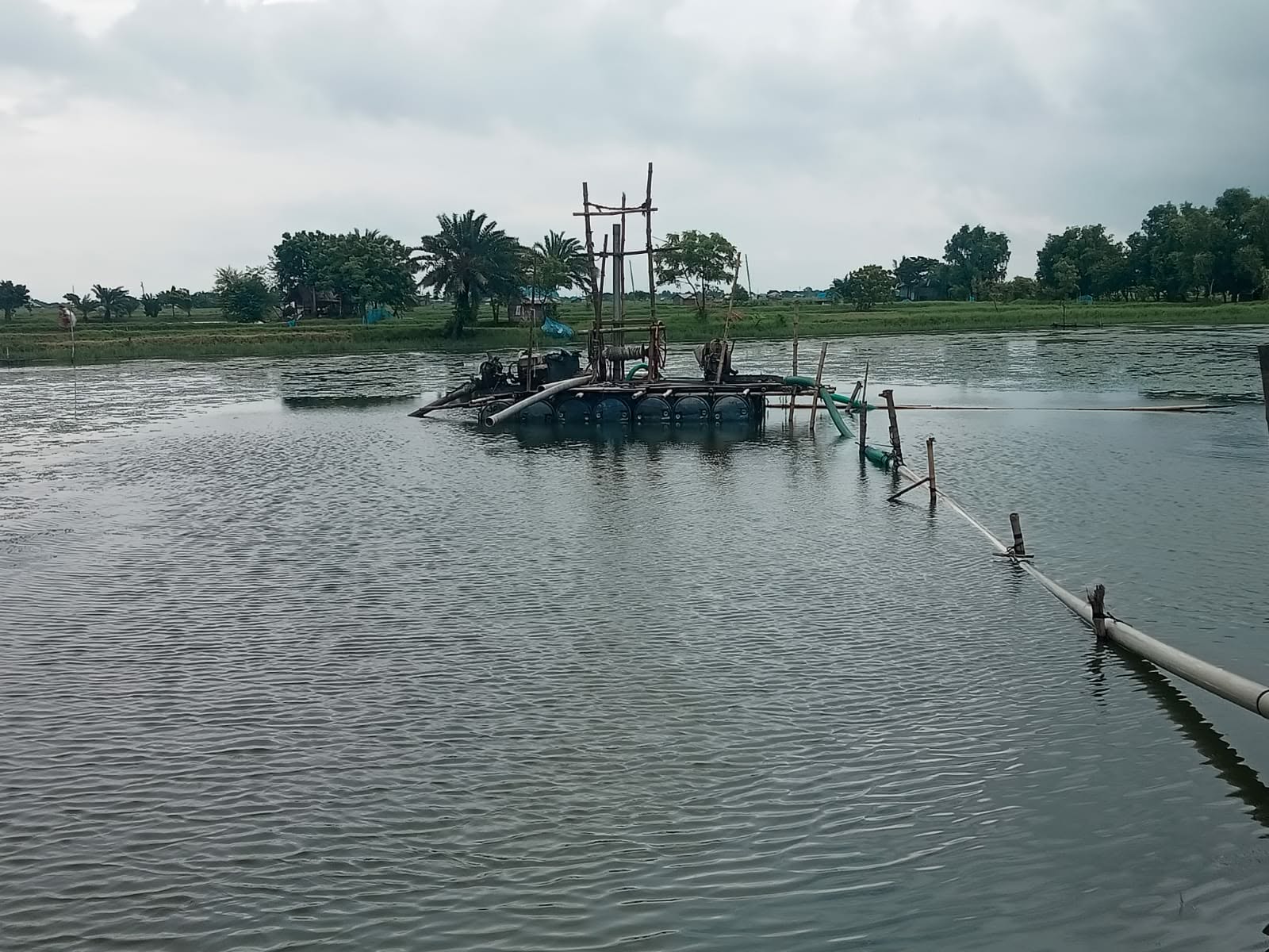 দেবহাটার নোড়ায় ড্রেজার মেশিন বসিয়ে অবৈধভাবে বালু উত্তোলন: ভূমি ধসের আ/তঙ্কে এলাকাবাসী 