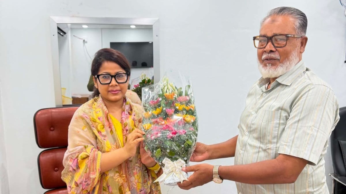 সাতক্ষীরার দায়িত্বপ্রাপ্ত মহিলা সাংসদের সাথে সাক্ষাত ও ফুলের শুভেচ্ছা জানালেন আব্দুর রউফ