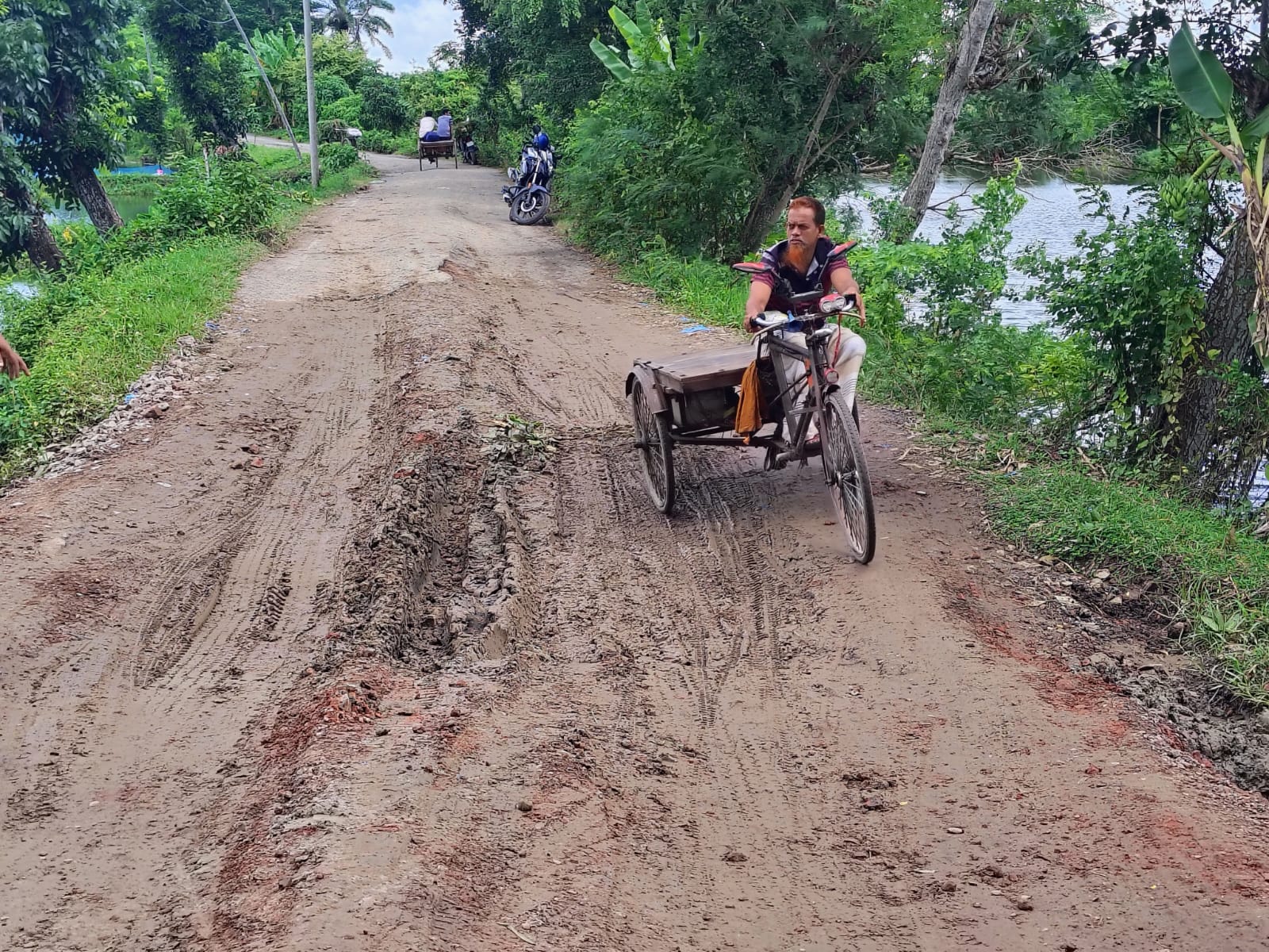 মোল্লাহাটে নলডাঙ্গী ব্রিজের সংযোগ সড়ক ধসে ঝুঁকিপূর্ণ যাতায়াত, ঘটছে দুর্ঘটনা