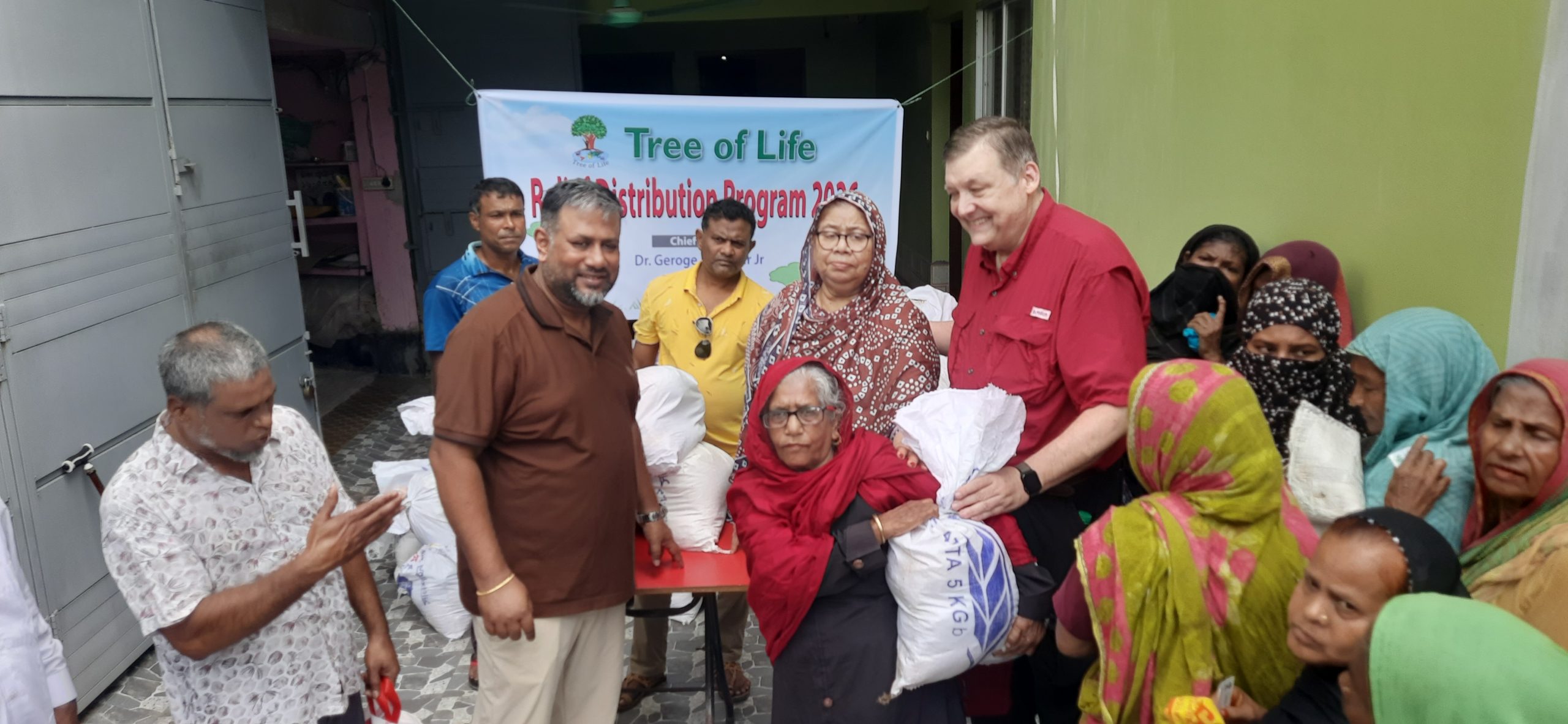 সাতক্ষীরায় ট্রি অফ লাইফ সংস্থার উদ্যোগে পানিবন্দি ও অসহায় পরিবারের মাঝে খাদ্য সামগ্রী বিতরণ