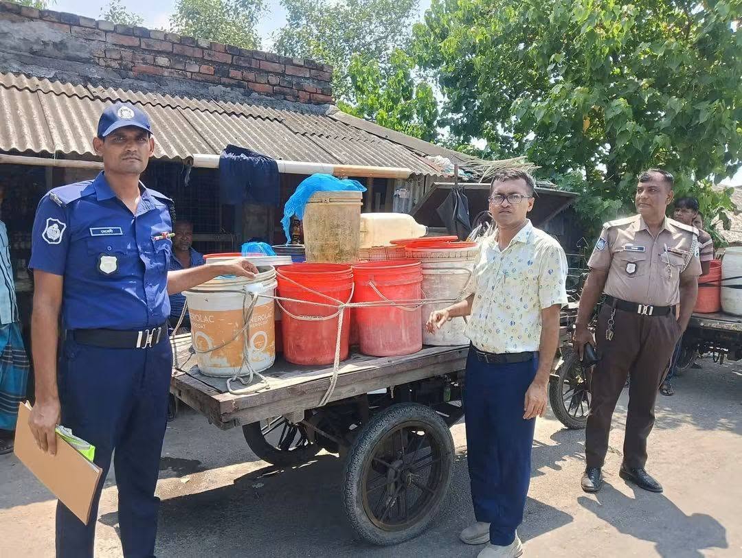 পাইকগাছায় চিংড়িতে জেলি পুশ, ৩ ব্যবসায়ীকে জরিমানা