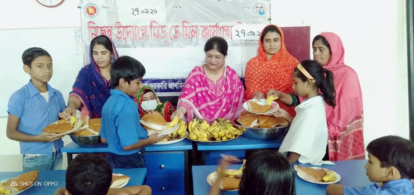 শিশুদের পুষ্টি ও উপস্থিতি বাড়াতে প্রধান শিক্ষকের উদ্যোগে মিড ডে মিল