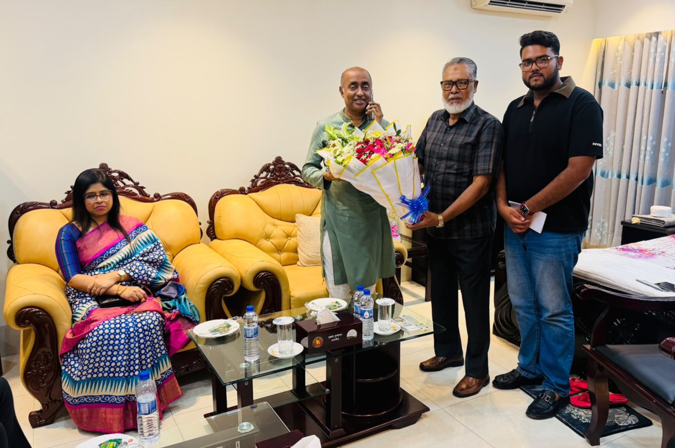 আইন মন্ত্রী মোঃ আসাদুজ্জামান এর সাতক্ষীরায় আগমনে ফুলের শুভেচ্ছা 