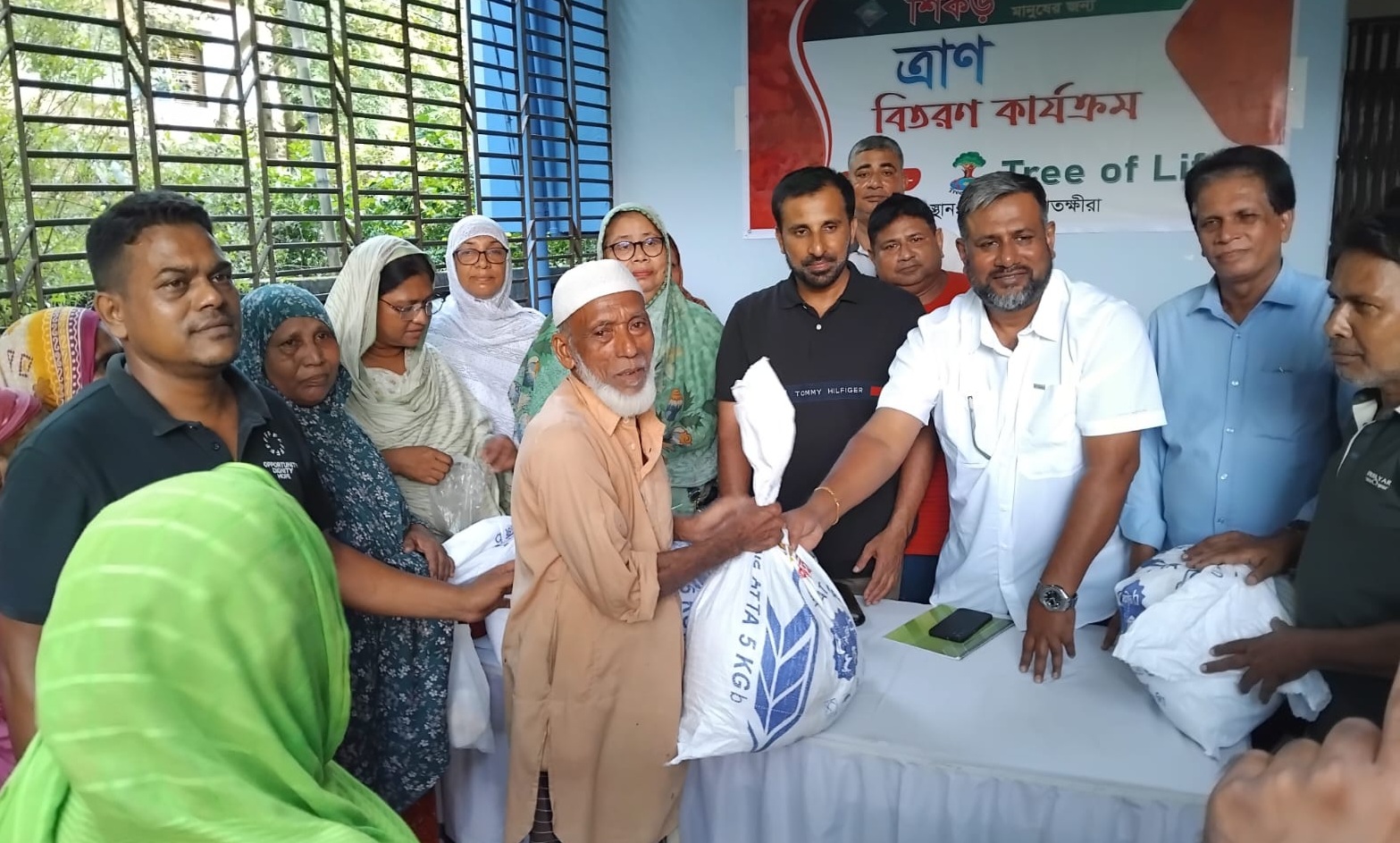 সাতক্ষীরায় ট্রি অফ লাইফ এর উদ্যোগে অসহায় ও হতদরিদ্র পরিবারের মাঝে ত্রাণ বিতরণ 