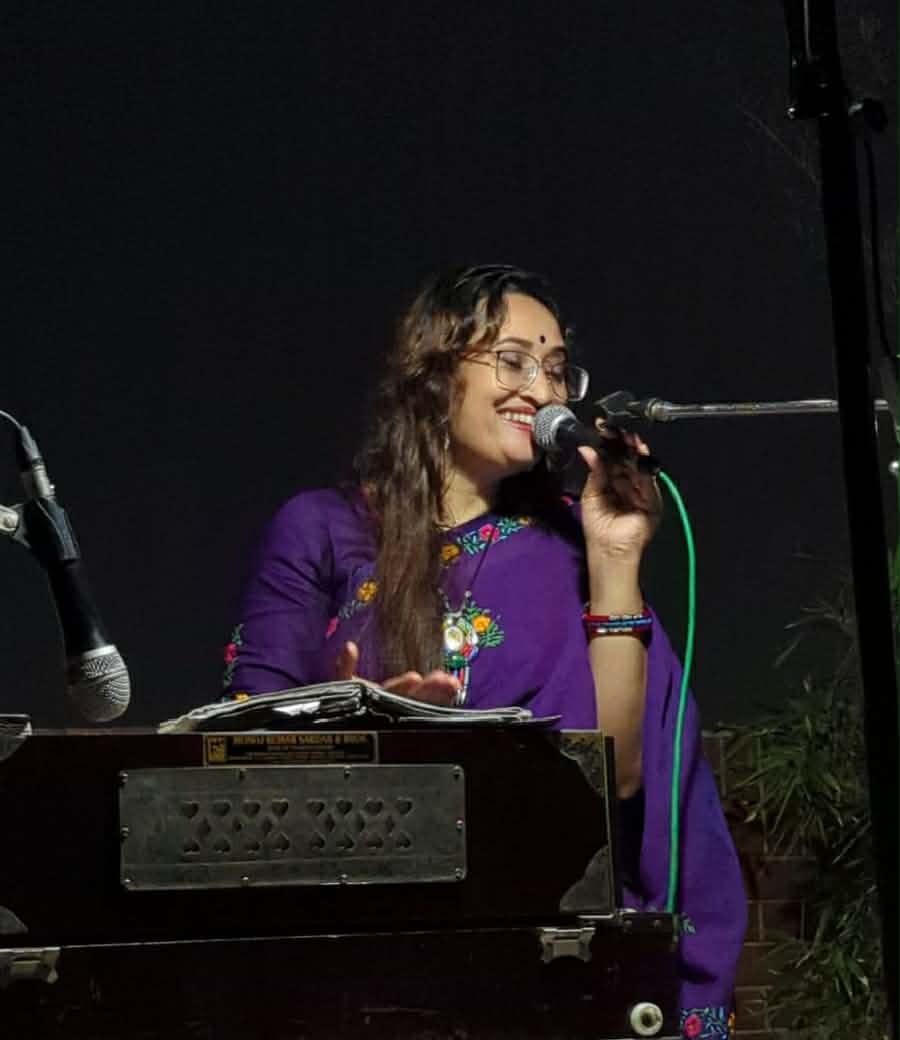চৈতালী মুখার্জির কণ্ঠে একের পর এক কালজয়ী গান যেন ছুঁয়ে যায় শ্রোতাদের হৃদয়!