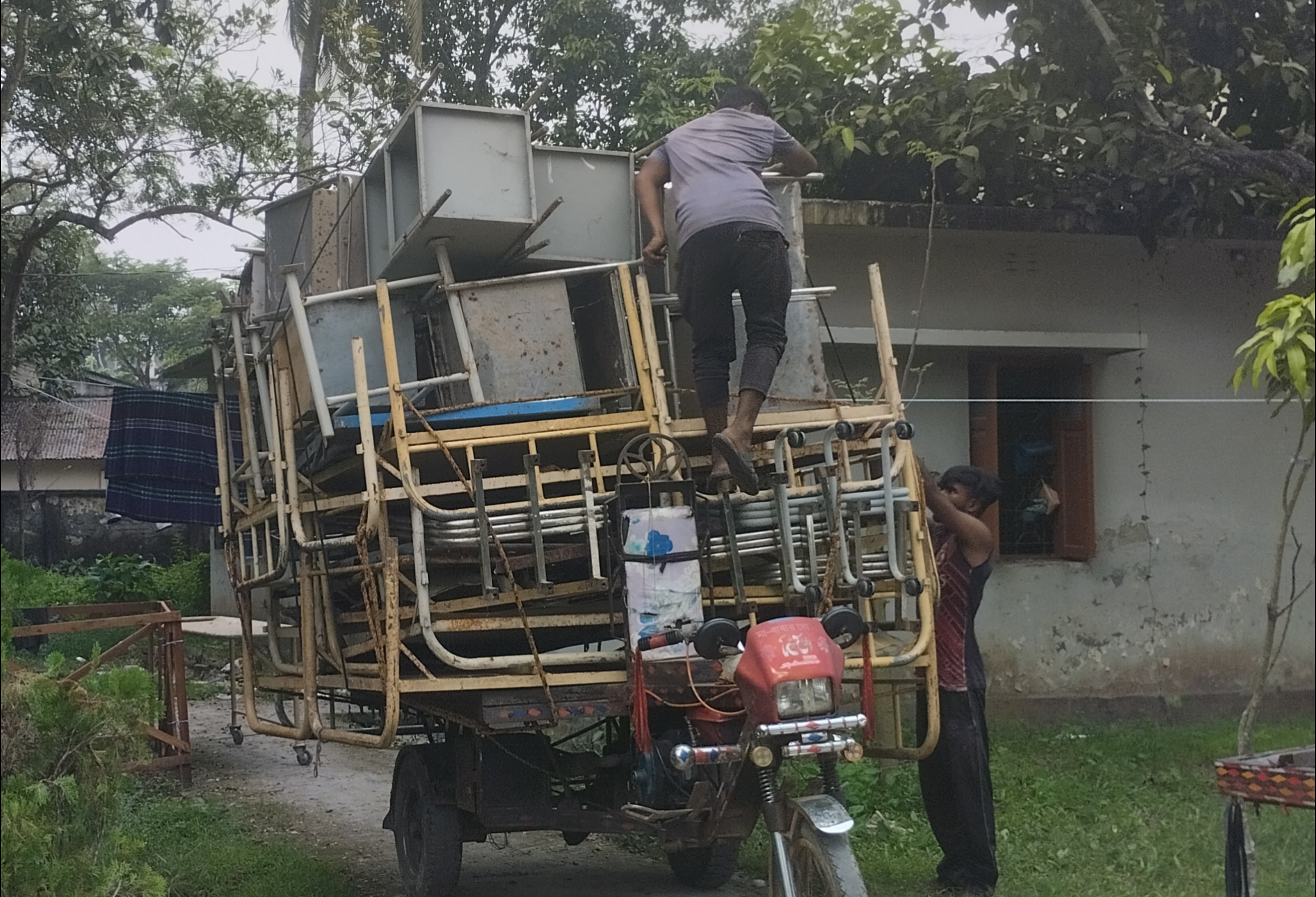 তালা হাসপাতালে পুরাতন মালামাল বিক্রি নিয়ে ধোঁয়াশা