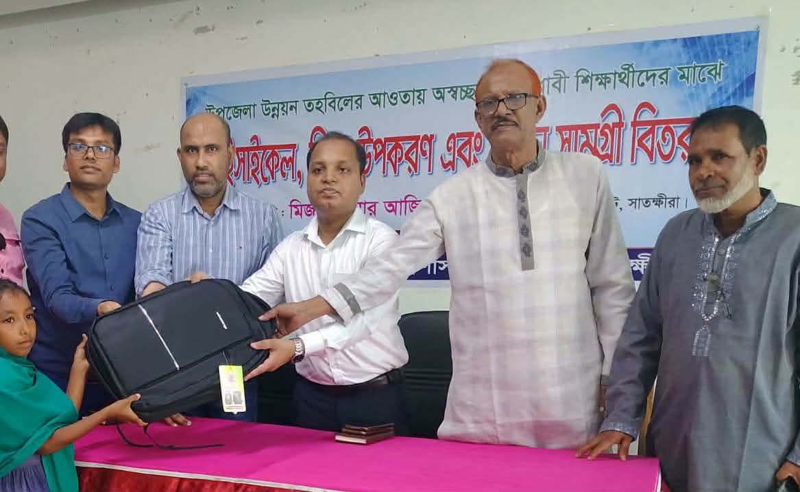 দেবহাটায় অসচ্ছল ও মেধাবী শিক্ষার্থীদের মাঝে শিক্ষা উপকরণ ও ক্রীড়া সামগ্রী বিতরণ 