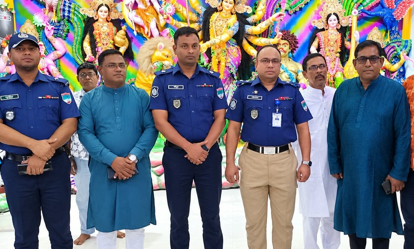 দেবহাটার বিভিন্ন দূর্গাপূজা মন্ডপ পরিদর্শন করেছেন পুলিশ সুপার