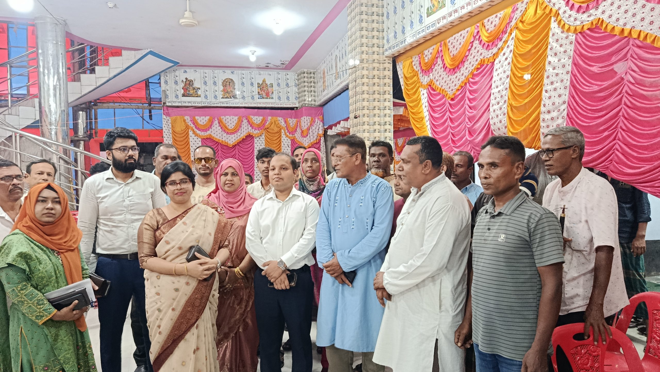 দেবহাটার বিভিন্ন দূর্গাপূজা মন্ডপ পরিদর্শন করেছেন জেলা প্রশাসক মিজ্ কাউসার আজিজ 