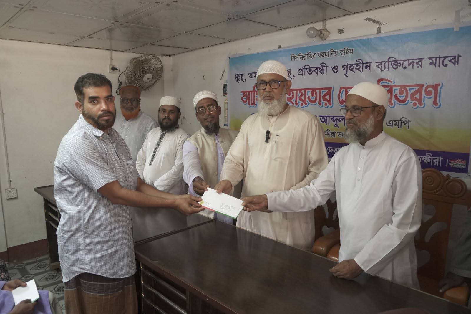 দেবহাটায় আটজন অসহায় ব্যক্তিকে আর্থিক সহযোগিতা করেন এমপি খালেক
