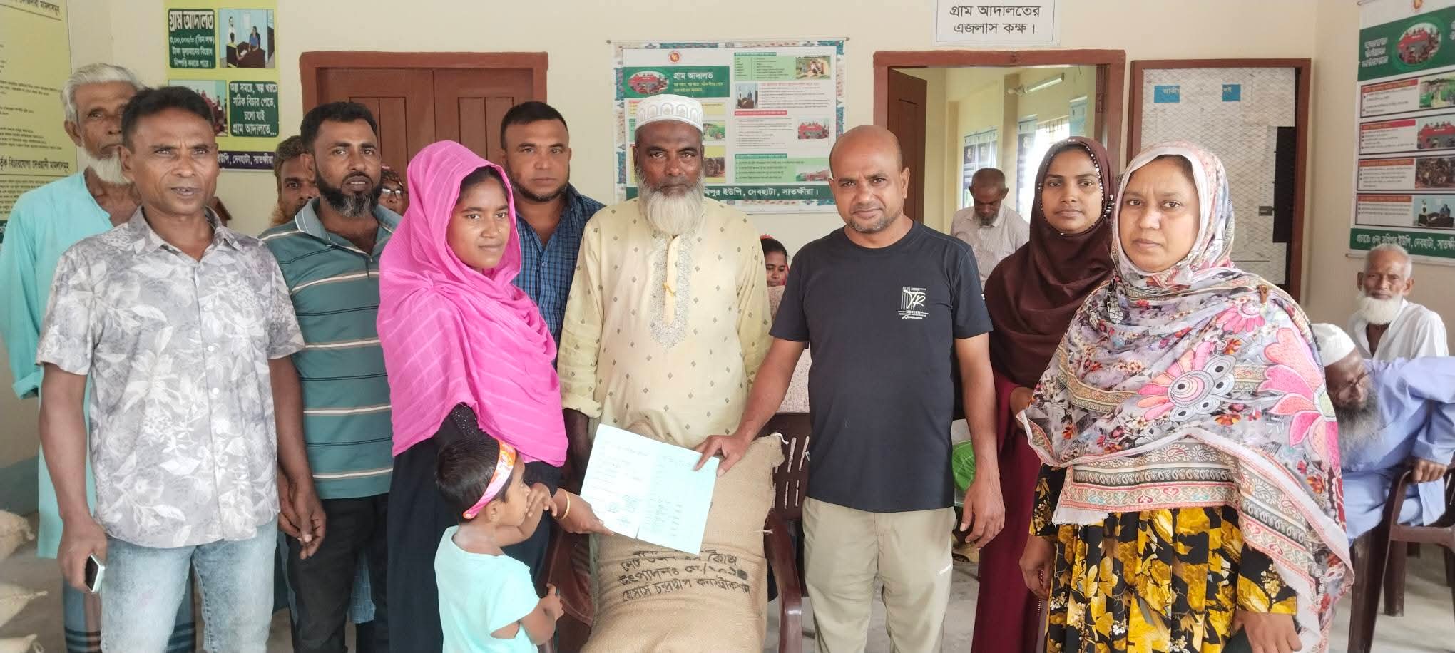 সখিপুর ইউনিয়ন পরিষদে ভিডাব্লিউ কার্ডের চাল বিতরণ