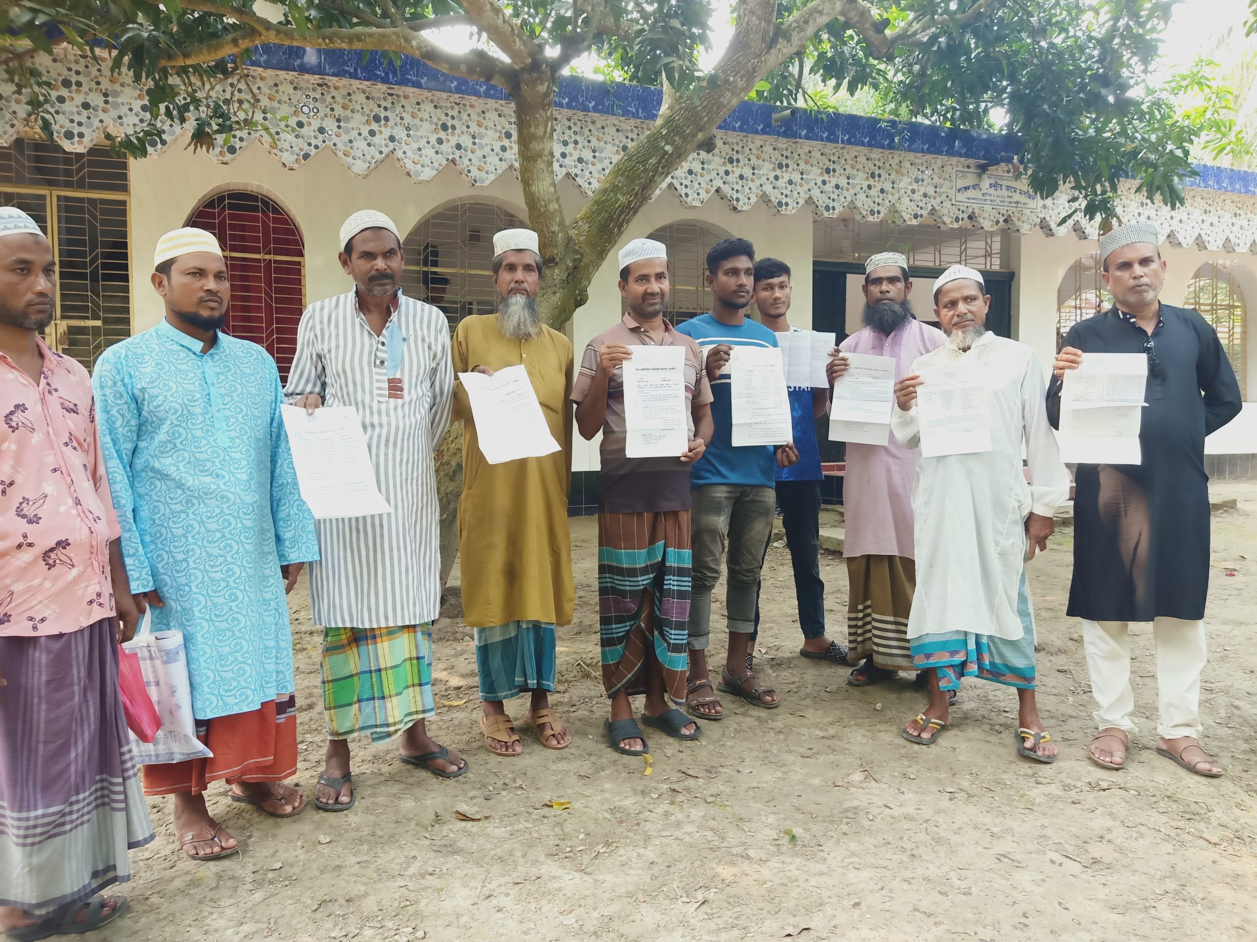 কলারোয়ায় ভাইয়ের বিরুদ্ধে একের পর এক মিথ্যা মামলার প্রতিবাদে এলাকাবাসীর মানববন্ধন