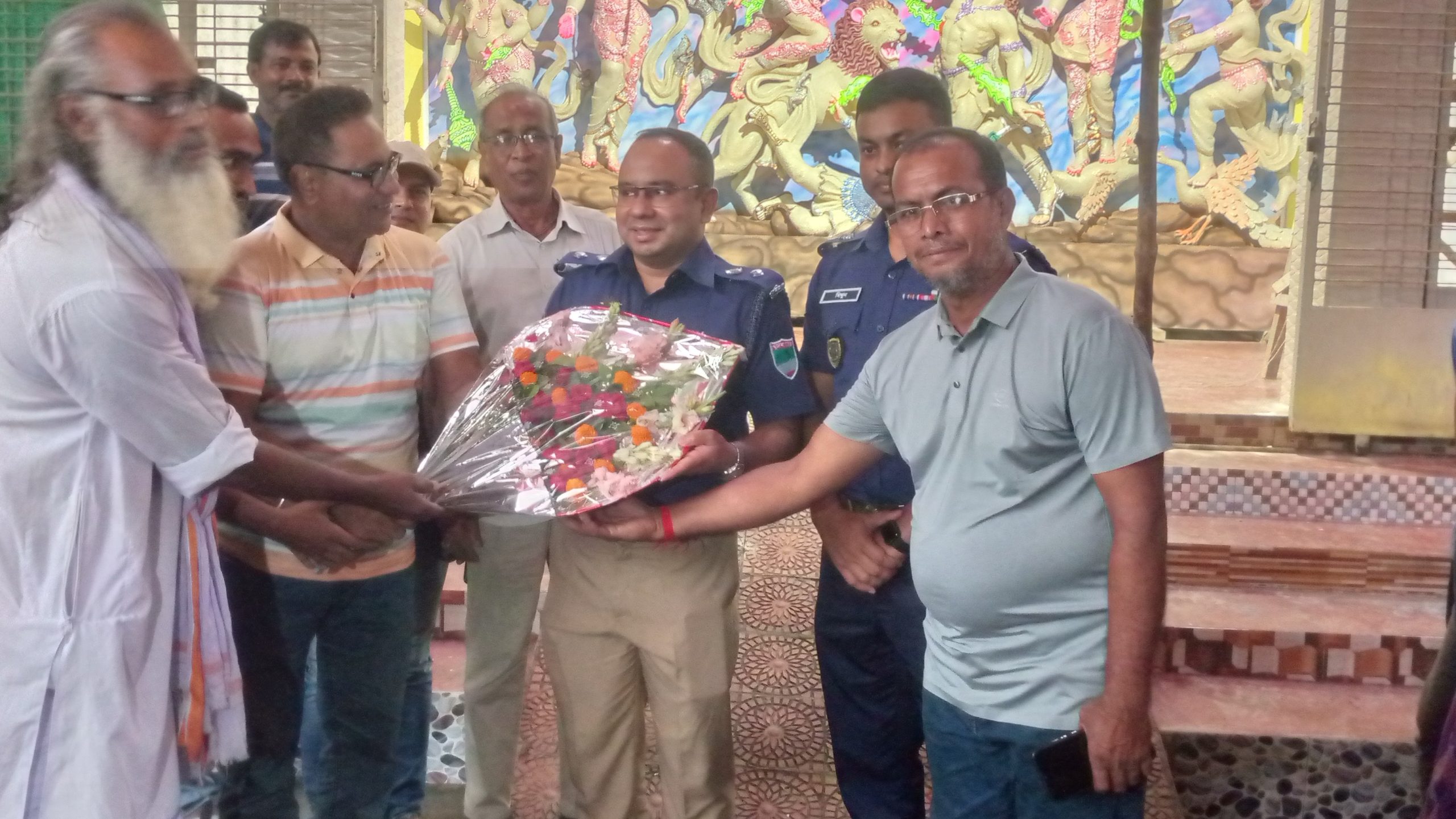 কলারোয়ায় দুর্গাপূজা মণ্ডপ পরিদর্শন করলেন পুলিশ সুপার