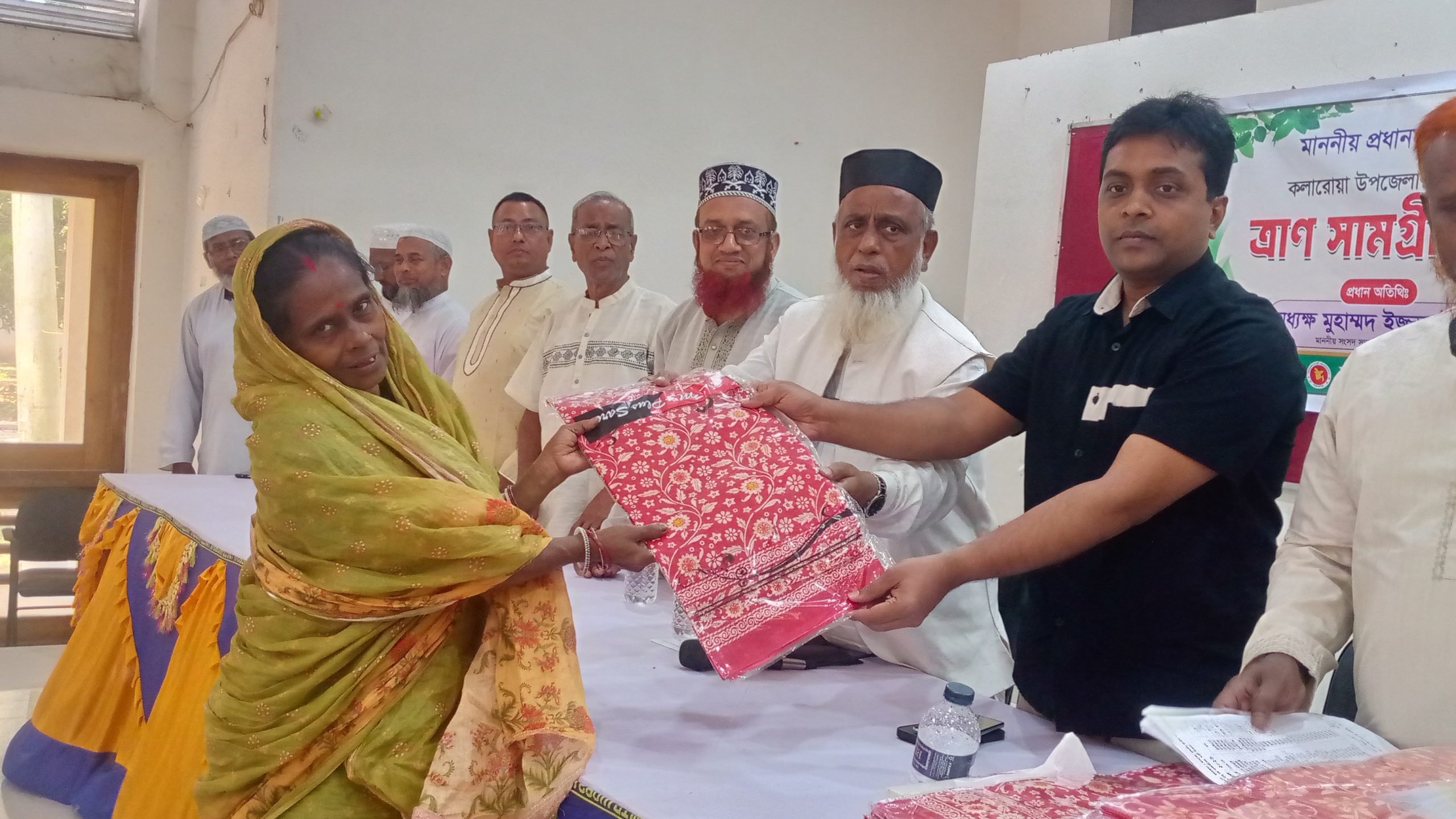 কলারোয়ায় অসহায় হিন্দু পরিবারের মাঝে প্রধানমন্ত্রীর উপহারের শাড়ি বিতরণ