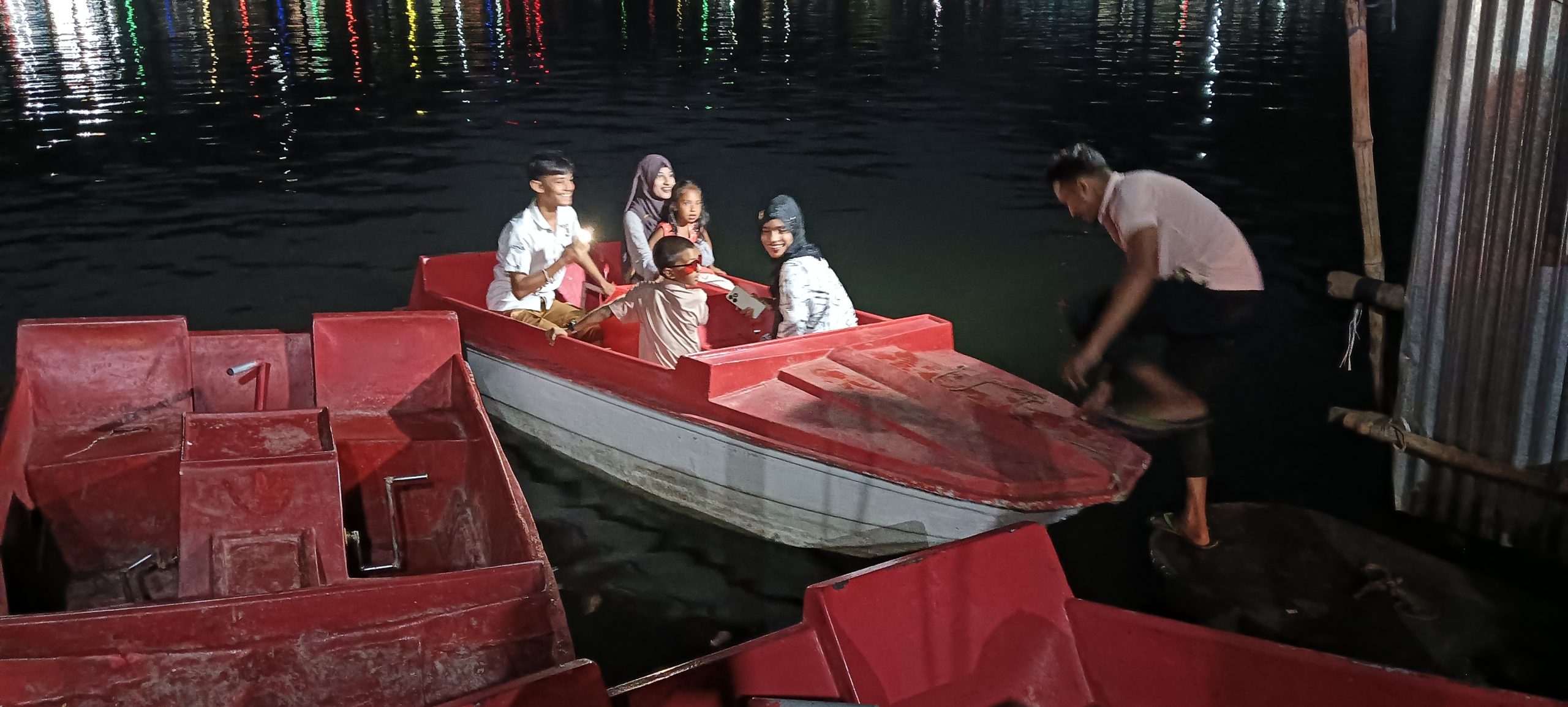 সাতক্ষীরা পৌরদীঘিতে লাইফ জ্যাকেট ছাড়াই চলছে রাতের ঝুঁকিপূর্ণ যাত্রা