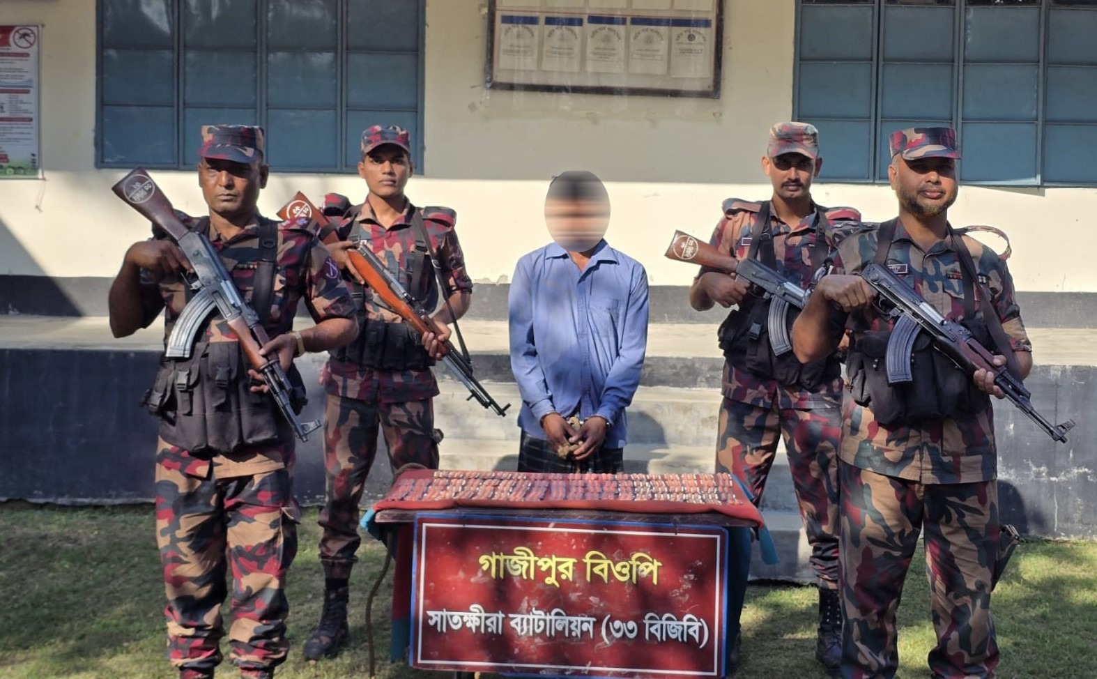 সাতক্ষীরা সীমান্তে প্রায় ৭ লক্ষ টাকার চোরাচালানি পণ্যসহ আটক ১