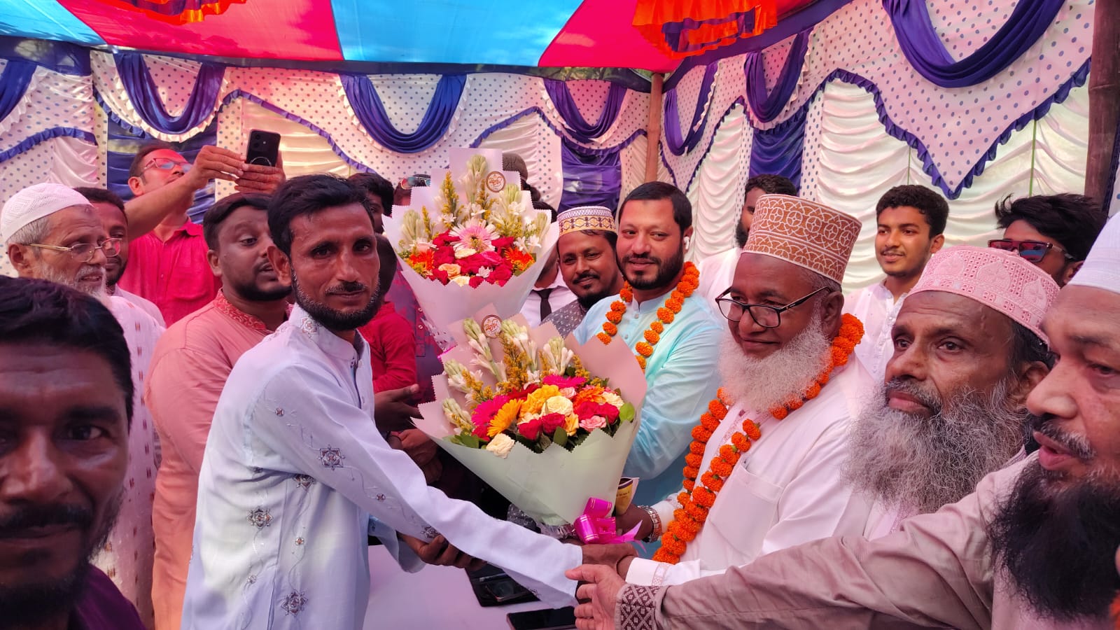 মোল্লাহাটে পূজামণ্ডপ পরিদর্শনে এমপি মশিউর রহমান, শুভেচ্ছা বিনিময়