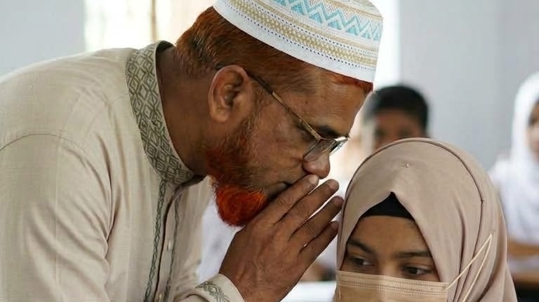 ঝাউডাঙ্গা মাধ্যমিক বিদ্যালয়ের শিক্ষক আলমের বিরুদ্ধে ছাত্রীকে কুপ্রস্তাবের অভিযোগ!