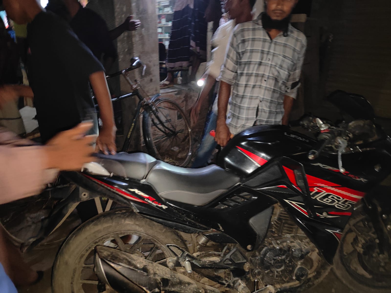 চুরি হওয়া বাইক কলারোয়া বিএনপি নেতার নিকট থেকে উদ্ধার, মূল চোর রক্ষায় তালবাহানার অভিযোগ!